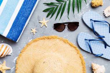 Yaz tatili konsepti düzdü. Plaj aksesuarları ve havlunun üstü. Mesaj için yer var. seyahat kavramı.