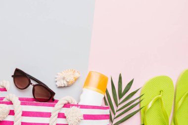 Plaj aksesuarları hasır şapka ve deniz kabuğu renkli masada. Yaz konsepti arka planı.