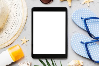 Renkli arka planda tablet ve plaj aksesuarlarıyla düz kompozisyon. Boş ekran ile tablet bilgisayarı kopyalama alanı ile maket.