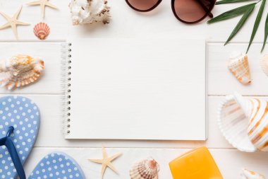 Arka planda plaj aksesuarları olan boş bir kitap, kopyalama alanı. Kopyalama alanı olan düz.