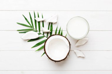 Beyaz tahta arka planda hindistan cevizi ürünleri. Sütsüz süt yerine içecek, yassı sağlıklı yiyecekler..