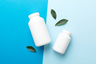 İlaçlar, ilaç şişesi, sağlık ve tıbbi destek. Vitamin hapları. Yeşil yapraklı vitaminler, doğal organik biyo takviyeler, fotokopi alanı..