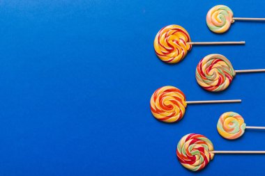 Renkli arka planda renkli lolipoplar. Yaz kavramı. Parti Mutlu Yıllar ya da Minimalist Kavram.