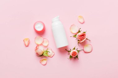 Gül çiçekli krema için süslü sağlık şişeleri. Doğal orantılı spa kozmetik konsepti. Model, şablon, Üst Görünüm.