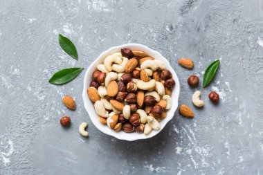 Renkli masadaki ahşap kasede fındık çeşitleri. Ceviz, fındık, ceviz, badem. Fındık Üst görünümü ile kopyalama alanını karıştır.