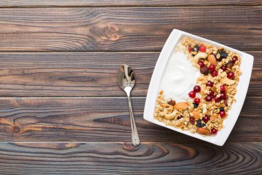 Tahıl, yoğurt, meyve ve fındıklı sağlıklı kahvaltı. Kahvaltıda kurutulmuş meyveli tatlı..