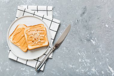 Fıstık ezmeli sandviç ya da arka planda kızarmış ekmek. Kahvaltı. Vejetaryen yemeği. Amerikan mutfağının üst görünümü kopyalama alanı.