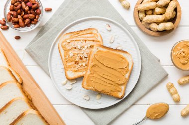 Fıstık ezmeli sandviç ya da arka planda kızarmış ekmek. Kahvaltı. Vejetaryen yemeği. Amerikan mutfağının üst görünümü kopyalama alanı.