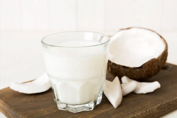 Kokosové Výrobky Bílém Dřevěném Podstavci Stolu Mléčné Mléko Náhražka Nápoj — Stock fotografie