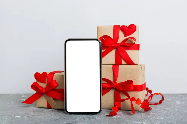 Mobile Phone Blank Screen Colored Background Hearts Calendar Gift Box — Fotografia de Stock