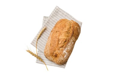 Taze ev yapımı tam buğday ekmeği. Beyaz arka planda izole edilmiş peçetedeki ekmek, taze ekmek üst görünümü.