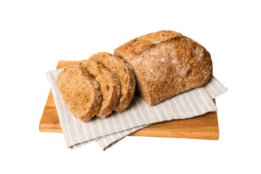 Beyaz arka planda izole edilmiş peçeteli taze dilimlenmiş ekmek çeşitleri. Sağlıklı mayasız ekmek. Fransız ekmeği dilimi.
