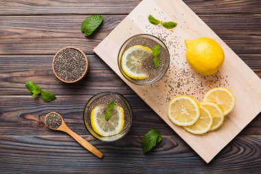 Sağlıklı kahvaltı ya da sabah Chia tohumlu limon ve nane arkaplanda, vejetaryen yiyecekler, diyet ve sağlık konsepti. Limonlu ve naneli Chia pudingi..