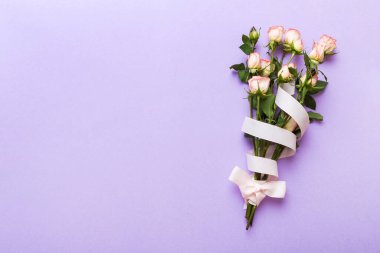 Renkli arka planda pembe buket ve beyaz güller. Anneler günü, sevgililer günü, doğum günü kutlaması konsepti. Tebrik kartı. Metin için boşluk kopyala, üst görünüm.