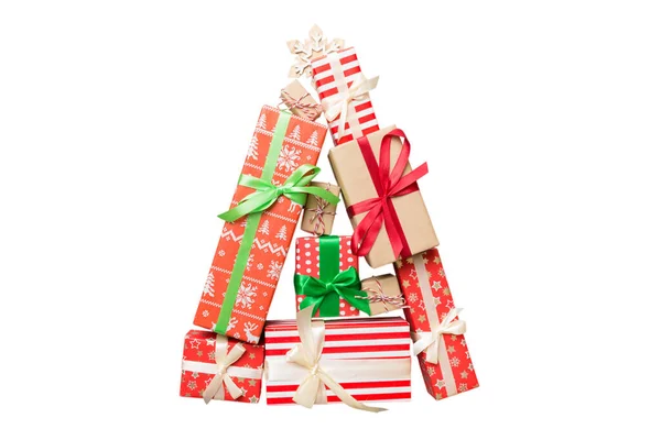아름답게 포장된 선물로 만들어 고립된 크리스마스 위에서 바라본다 상자의 — 스톡 사진