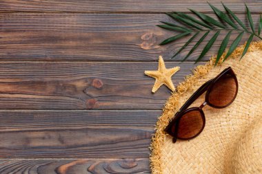 Yaz tatili konsepti düzdü. Plaj aksesuarları ve havlunun üstü. Mesaj için yer var. seyahat kavramı.