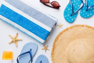 Yaz tatili konsepti düzdü. Plaj aksesuarları ve havlunun üstü. Mesaj için yer var. seyahat kavramı.