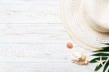 Yaz tatili. Hasır şapka ve tropikal yapraklı yaz konsepti. Düz konum, üst görünüm, kopyalama alanı.