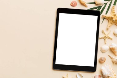 Renkli arka planda tablet ve plaj aksesuarlarıyla düz kompozisyon. Boş ekran ile tablet bilgisayarı kopyalama alanı ile maket.