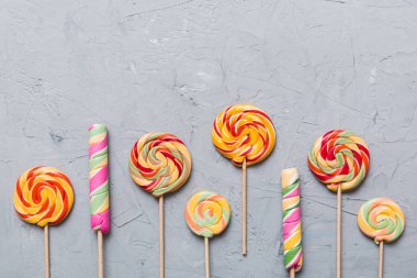 Renkli arka planda renkli lolipoplar. Yaz kavramı. Parti Mutlu Yıllar ya da Minimalist Kavram.