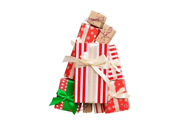 Geïsoleerde Kerstboom Gemaakt Van Prachtig Verpakt Cadeautjes Gekleurde Achtergrond Uitzicht — Stockfoto