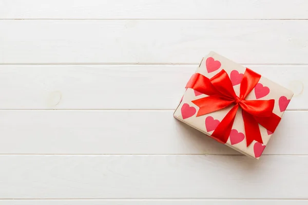 Подарочная Коробка День Святого Валентина Бантом Красной Ленты Цветном Фоне — стоковое фото