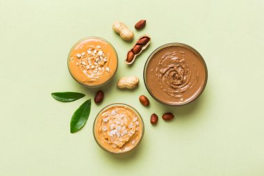 Masa arkasında fıstık ezmesi olan cam kavanoz, metin için üst görünüm alanı ve kapat.