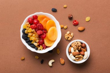 Sağlıklı çerez: karışık fındık ve kurutulmuş meyveler masa arkasında, badem, ananas, kızılcık, vişne, kayısı, kaju.