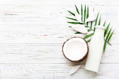 Beyaz tahta arka planda hindistan cevizi ürünleri. Sütsüz süt yerine içecek, yassı sağlıklı yiyecekler..