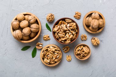 Ceviz çekirdeği yarım, ahşap bir kasede. Yakın plan, yukarıdan, renkli arkaplanda. Sağlıklı beslenme kavramı. Kopyalama alanı olan süper gıdalar.