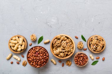 Ceviz çekirdeği yarım, ahşap bir kasede. Yakın plan, yukarıdan, renkli arkaplanda. Sağlıklı beslenme kavramı. Kopyalama alanı olan süper gıdalar.