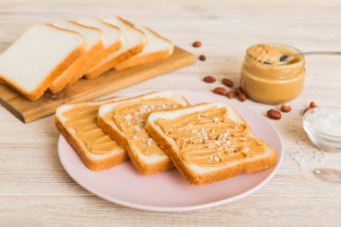 Fıstık ezmeli sandviç ya da arka planda kızarmış ekmek. Kahvaltı. Vejetaryen yemeği. Amerikan mutfağının üst görünümü kopyalama alanı.