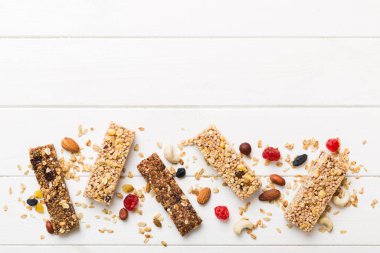 Arka planda çeşitli granola barlar var. Mısır gevreği gofretleri. Yulaf, fındık ve böğürtlenli kahvaltı barları, yakın çekim. Süper yiyecek konsepti.