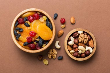 Sağlıklı çerez: karışık fındık ve kurutulmuş meyveler masa arkasında, badem, ananas, kızılcık, vişne, kayısı, kaju.