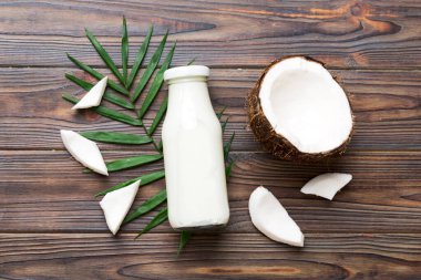 Beyaz tahta arka planda hindistan cevizi ürünleri. Sütsüz süt yerine içecek, yassı sağlıklı yiyecekler..