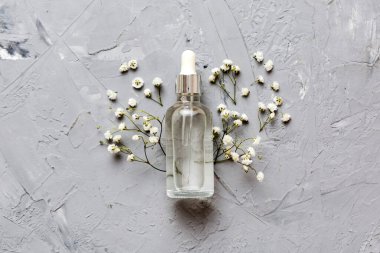 Serum, mikiler, tonik, losyon, su ve krem için süslü sağlık şişeleri. Doğal orantılı spa kozmetik konsepti. Model, şablon, Üst Görünüm.