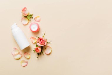 Gül çiçekli krema için süslü sağlık şişeleri. Doğal orantılı spa kozmetik konsepti. Model, şablon, Üst Görünüm.