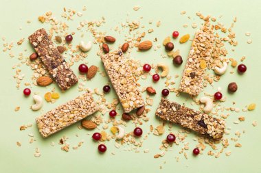 Arka planda çeşitli granola barlar var. Mısır gevreği gofretleri. Yulaf, fındık ve böğürtlenli kahvaltı barları, yakın çekim. Süper yiyecek konsepti.