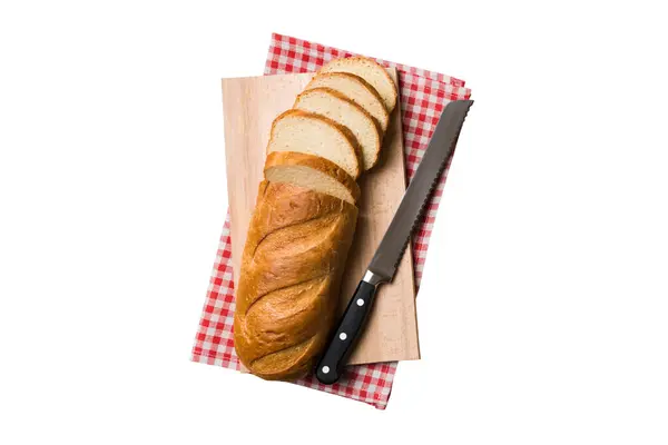 Čerstvě Upečený Chléb Krájený Nožem Izolovaným Bílém Pozadí Pohled Shora — Stock fotografie