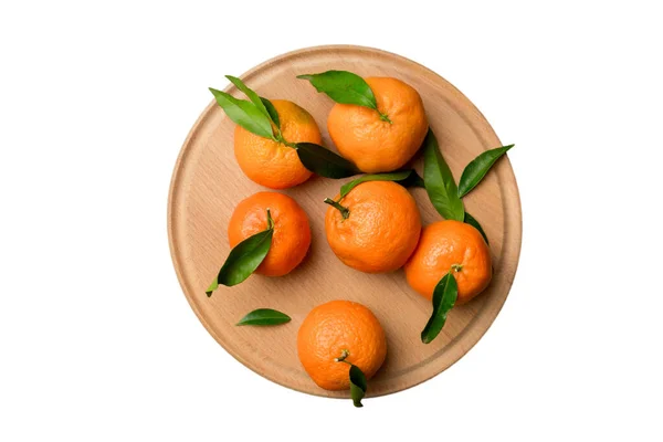 Clementinas Frescas Cortadas Mandarina Entera Sobre Placa Redonda Aislada Sobre — Foto de Stock