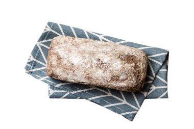 Beyaz arka planda izole edilmiş peçeteli taze pişmiş lezzetli Fransız ekmeği. Sağlıklı beyaz ekmek..