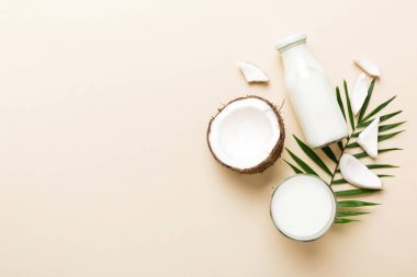 Beyaz tahta arka planda hindistan cevizi ürünleri. Sütsüz süt yerine içecek, yassı sağlıklı yiyecekler..