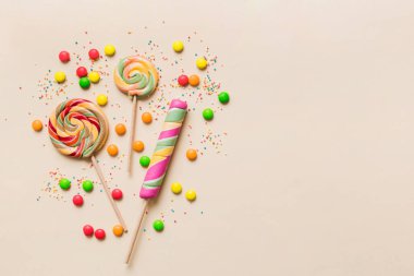 Lezzetli İştah açıcı Parti Aksesuarları Mutlu Yıllar Tatlı. Renkli arkaplanda farklı tipte şekerler, kopyalama alanı. Renkli doğum günü partisi geçmişi.