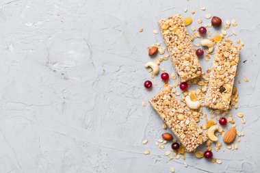 Arka planda çeşitli granola barlar var. Mısır gevreği gofretleri. Yulaf, fındık ve böğürtlenli kahvaltı barları, yakın çekim. Süper yiyecek konsepti.