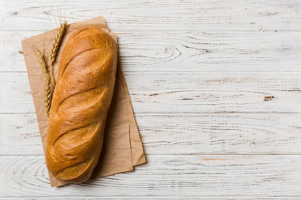 Čerstvě Upečený Chléb Ubrouskem Rustikálním Stolku Zdravý Bílý Chléb Izolovaný — Stock fotografie