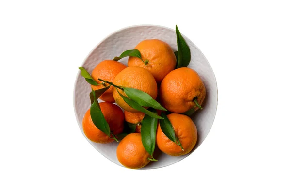 Frissen Vágott Klementin Egész Mandarin Kerek Tányéron Fehér Alapon Elkülönítve — Stock Fotó