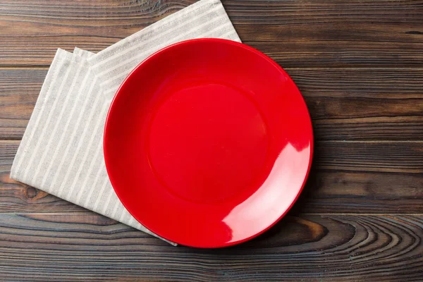Κάτοψη Έγχρωμο Φόντο Άδειο Στρογγυλό Κόκκινο Πιάτο Στο Τραπεζομάντιλο Για — Φωτογραφία Αρχείου