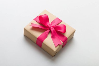 Paketlenmiş Noel ya da renkli kurdeleli el yapımı el yapımı diğer Noel hediyeleri. Hediye kutusu, hediye süslemesi, kopya alanı ile üst görünüm.