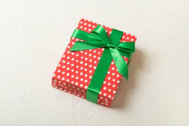 Paketlenmiş Noel ya da renkli kurdeleli kağıda sarılmış el yapımı diğer tatil hediyeleri. Hediye kutusu, hediye süslemesi, kopya alanı ile üst görünüm.