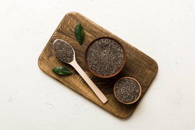 Kavanozda Chia tohumu ve renkli arka planda kaşık. Sağlıklı Salvia Hispanikleri küçük kasede. Sağlıklı süper yiyecekler.